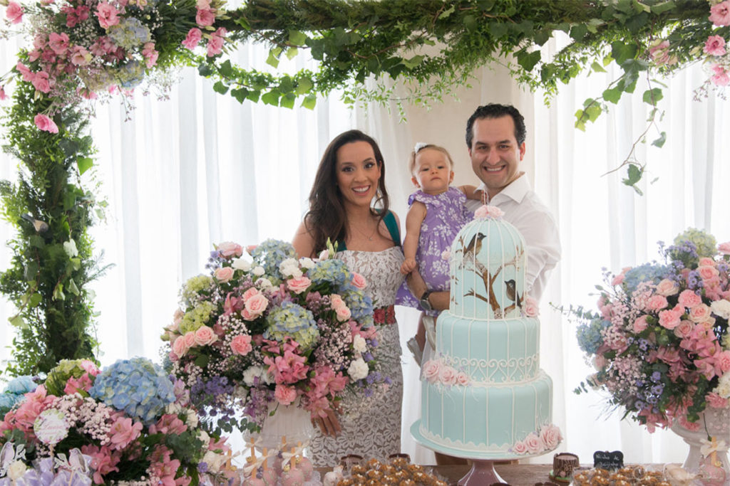 Mesa de doces com flores suspensas - Jardim de passarinhos