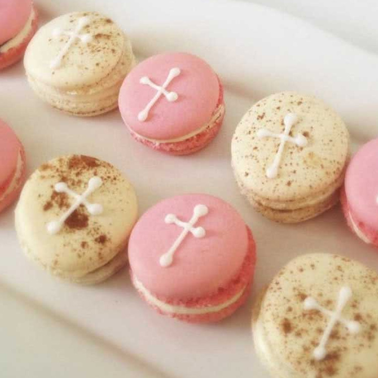 Bebê e Tal - Batizado - macarons decorados 