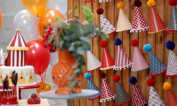 Bebê e Tal - festa de 1 ano: decoração de circo na parede 