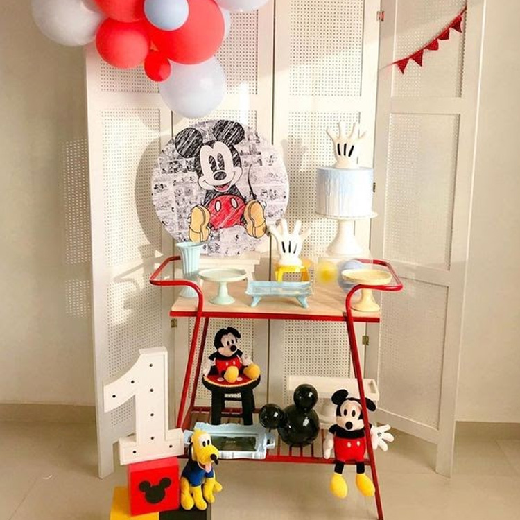 Bebê e Tal - festa de 1 ano: decoração simplista festa Mickey 