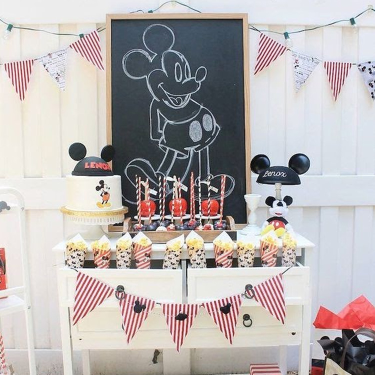 Bebê e Tal - festa de 1 ano: lousa com Mickey desenhado 