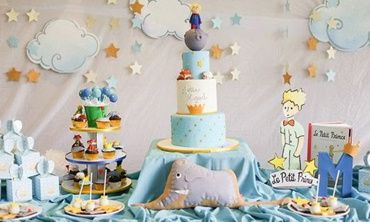 Bebê e Tal - festa de 1 ano: mesa do bolo com maxi décor pequeno príncipe 