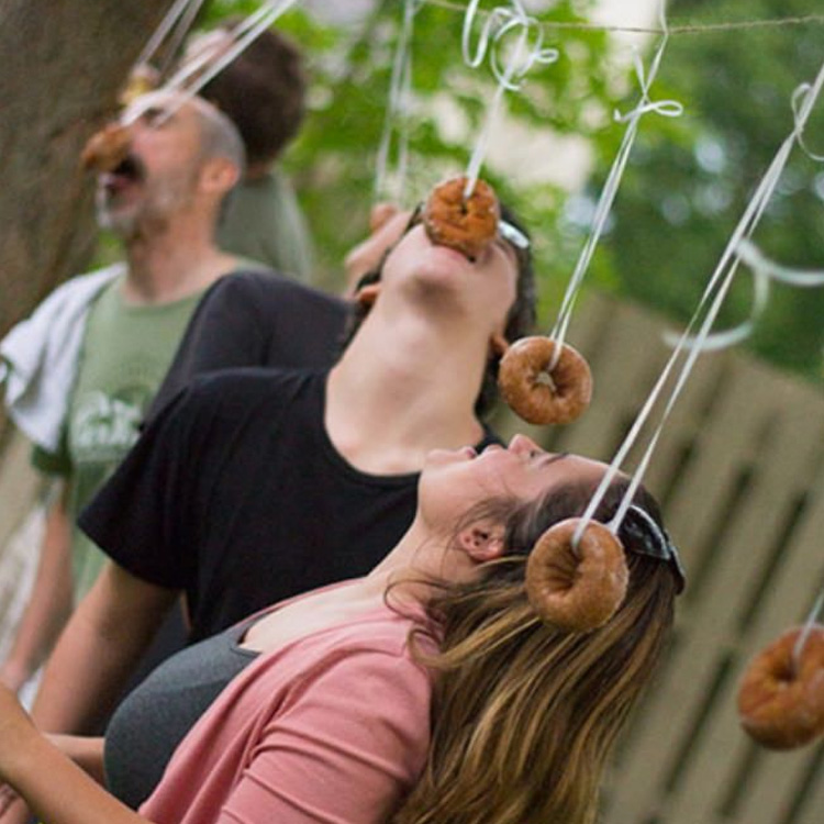 Bebê e Tal - brincadeiras para fazer no quintal - pescaria de rosquinhas 