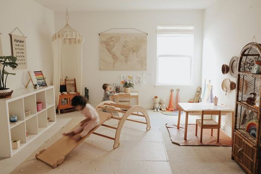 Crianças brincando em quarto montessoriano - Bebê e tal