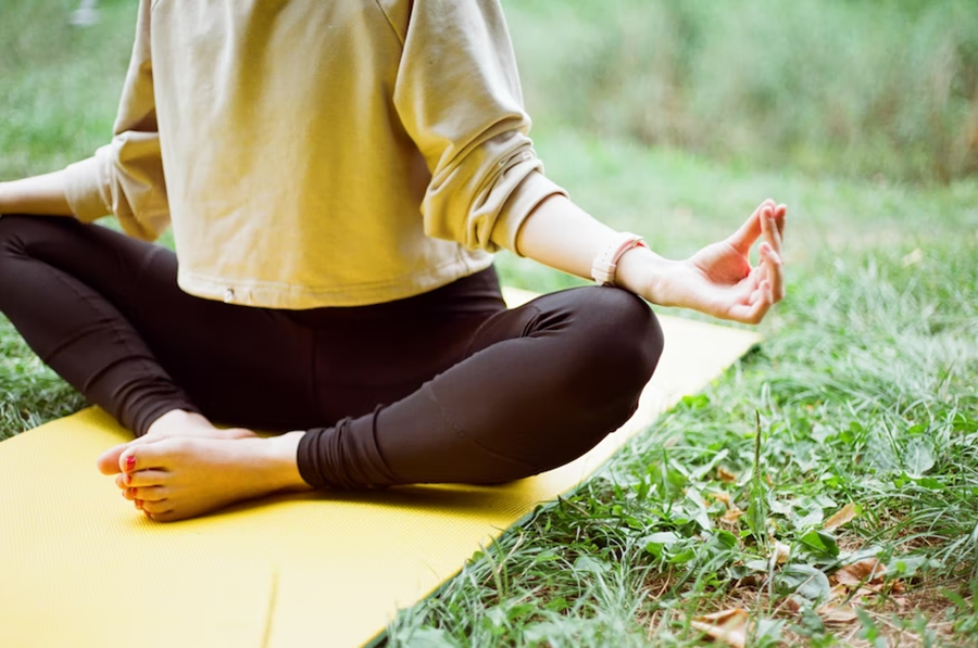 postura da borboleta yoga para gestantes bebê e tal